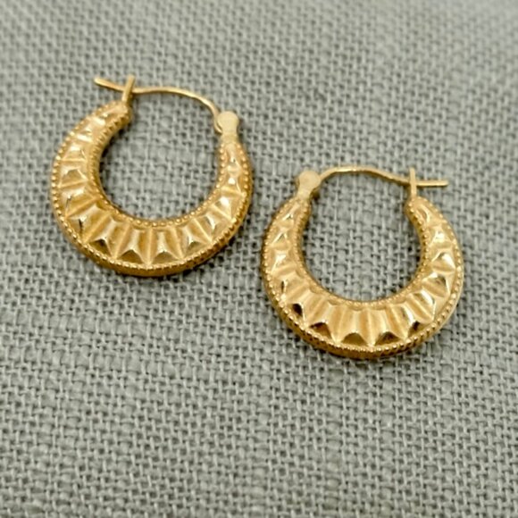 SOLID 10K YELLOW GOLD DIAMOND CUT TAPERED HOOP EARRINGS~1.994 GRAMS - Picture 6 of 6